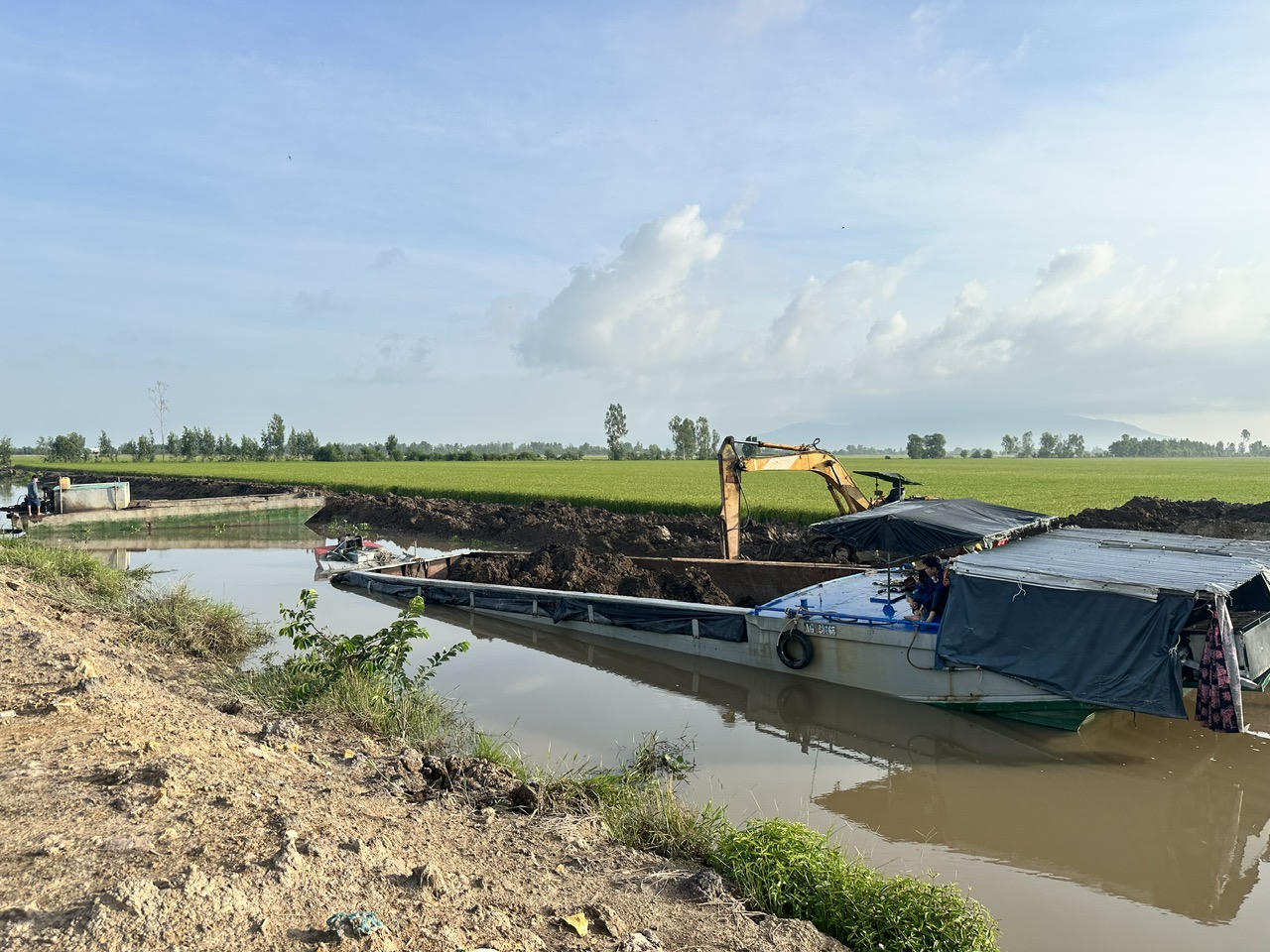                     Hiện trường khai thác khoáng sản trái phép. Ảnh: Ngọc Khuê