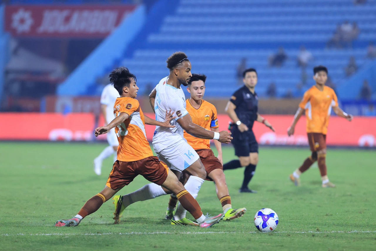 Vòng 3 V.League: Cuộc đụng độ của "những người anh em"