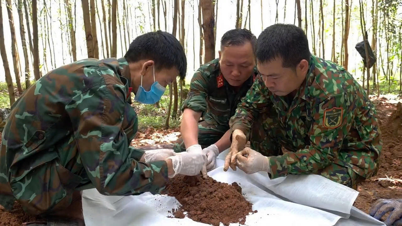 Cán bộ, chiến sĩ cẩn trọng thu gom, bảo quản hài cốt liệt sĩ sau khi cất bốc. (Ảnh: Bộ CHQS tỉnh Quảng Trị)