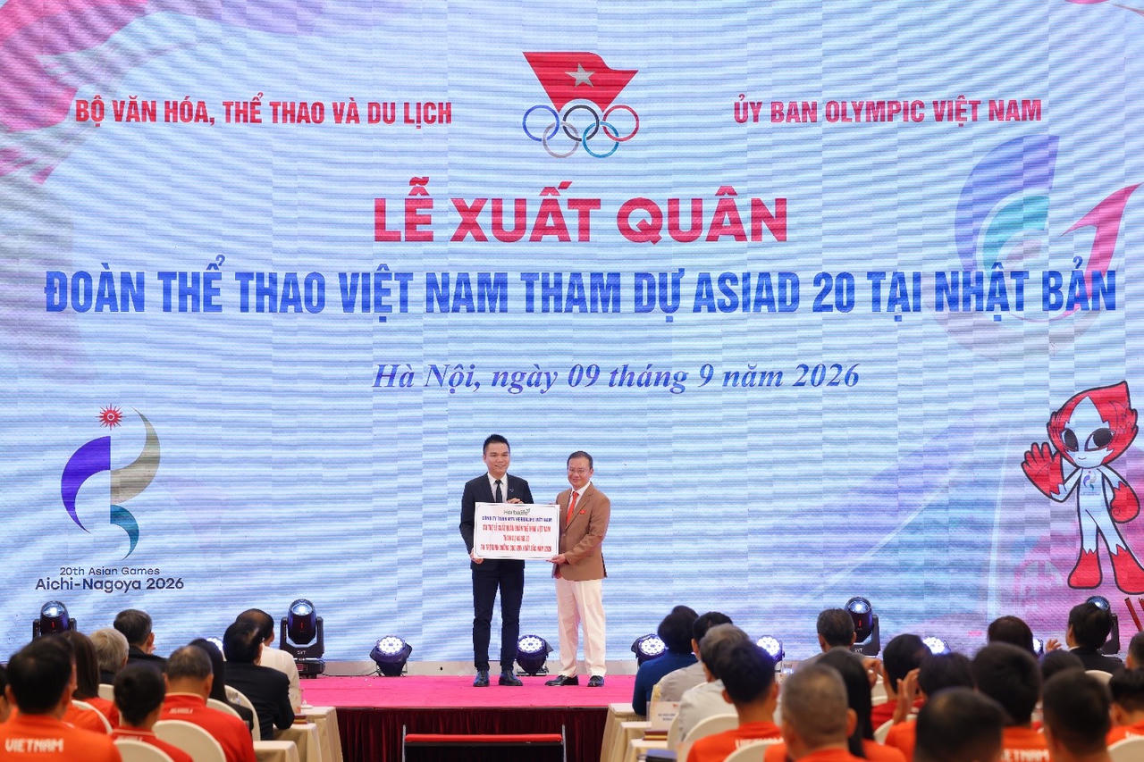Đại diện Herbalife Việt Nam trao bảng tài trợ dinh dưỡng cho Đoàn Thể thao Việt Nam tham dự ASIAD 20.