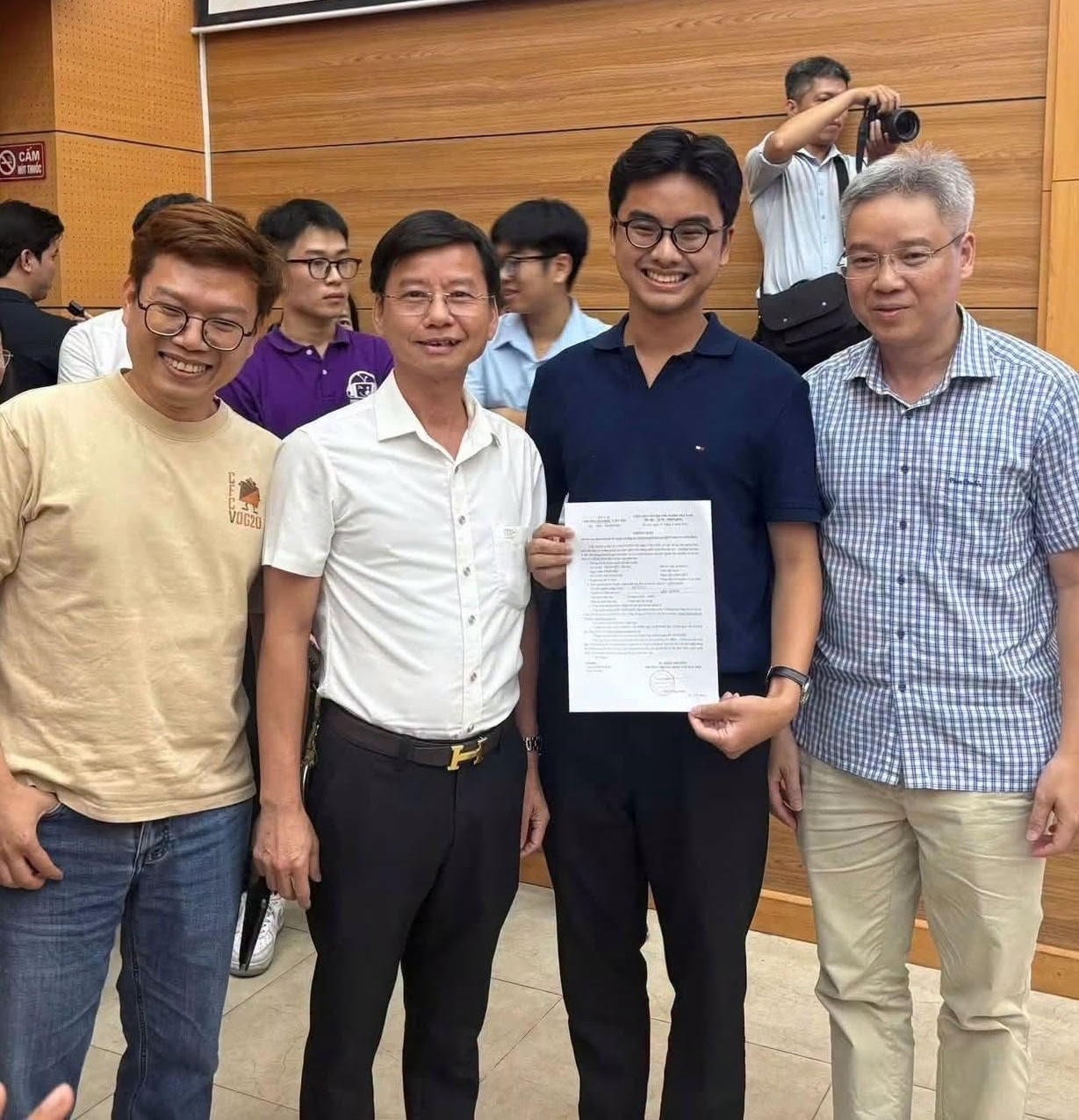  Bác sĩ Trần Hữu Trung cùng bố và người thân trong sự kiện Matching day (Ảnh trên trang cá nhân của nhân vật)