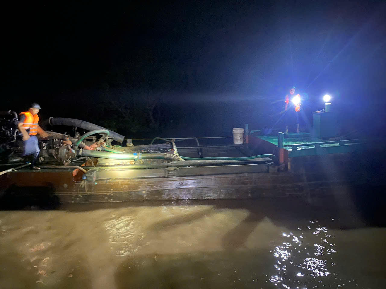 Tổ tuần tra, kiểm soát Đồn Biên phòng Hàm Luông tiến hành kiểm tra trên phương tiện. Ảnh: Trần Giỏi