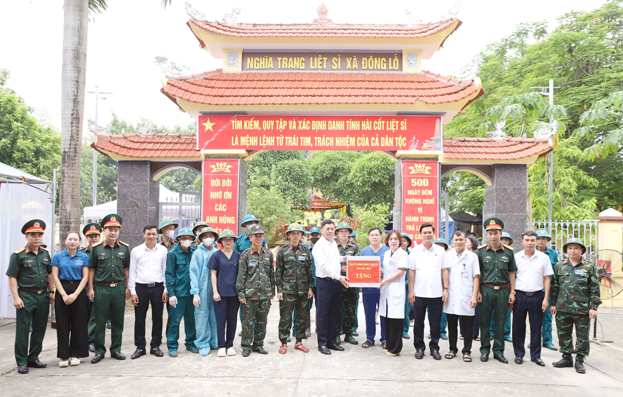 Lãnh đạo tỉnh Bắc Ninh thăm hỏi, động viên các lực lượng thực hiện nhiệm vụ lấy mẫu hài cốt liệt sĩ tại Nghĩa trang liệt sĩ Đông Lỗ. (Ảnh Cổng TTĐT Bắc Ninh)