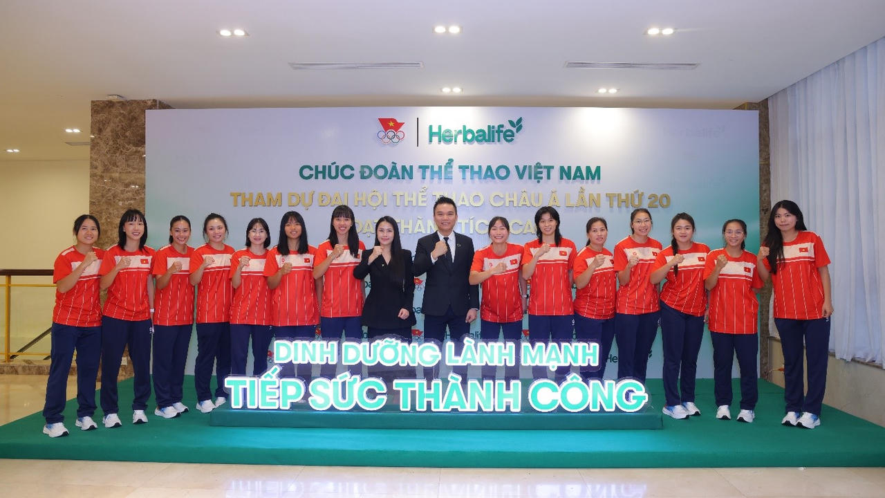 Đại diện Herbalife Việt Nam cùng các vận động viên Đoàn Thể thao Việt Nam trước thềm ASIAD 20.