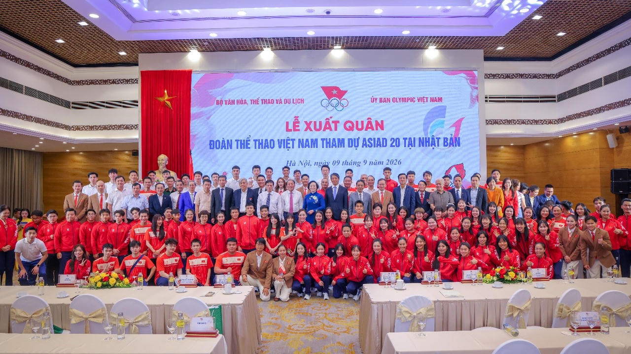 Các đại biểu, huấn luyện viên và vận động viên chụp ảnh lưu niệm tại Lễ xuất quân Đoàn Thể thao Việt Nam tham dự ASIAD 20.
