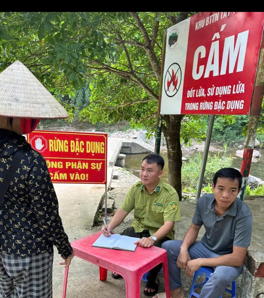 Lực lượng Kiểm lâm túc trực thường xuyên tại trạm kiểm soát cửa rừng, quản lý chặt chẽ người ra vào khu bảo tồn và kết hợp tuyên truyền nhắc nhở các quy định phòng ngừa cháy rừng mùa khô hanh. (Ảnh: Vũ Hùng)