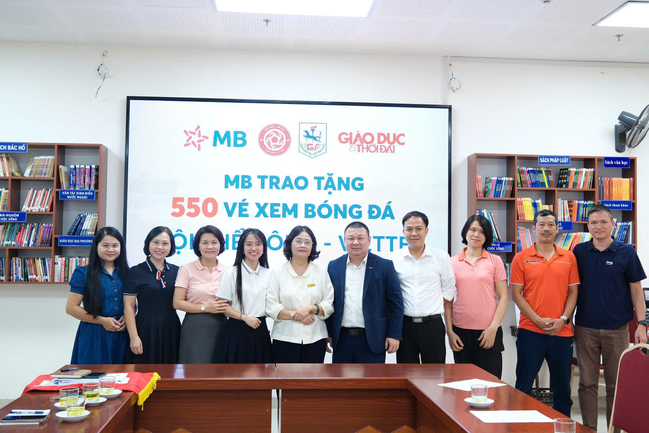 Đại diện MB cùng thầy cô giáo Trường THCS Giảng Võ chụp ảnh lưu niệm tại chương trình.
