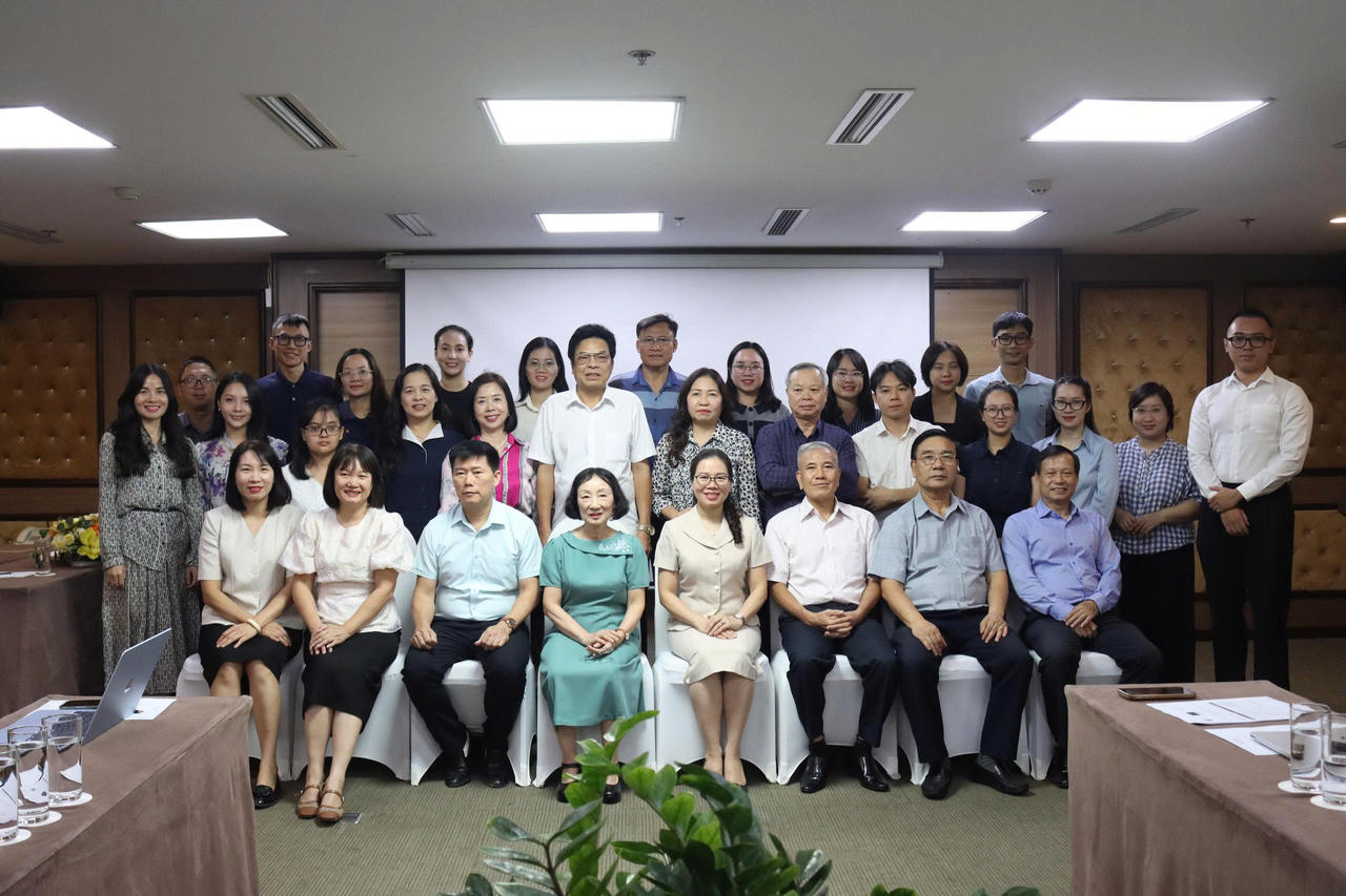 Hội thảo tham vấn dự thảo học phần “Tư pháp người chưa thành niên trong lĩnh vực hình sự” dành cho chức danh Kiểm sát viên diễn ra ngày 9/9 chụp ảnh lưu niệm