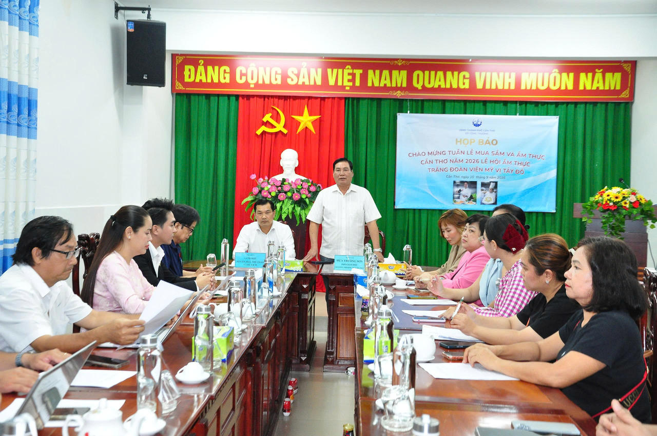 Ban Tổ chức thông tin tại buổi họp báo. (Ảnh: Hà Vy)