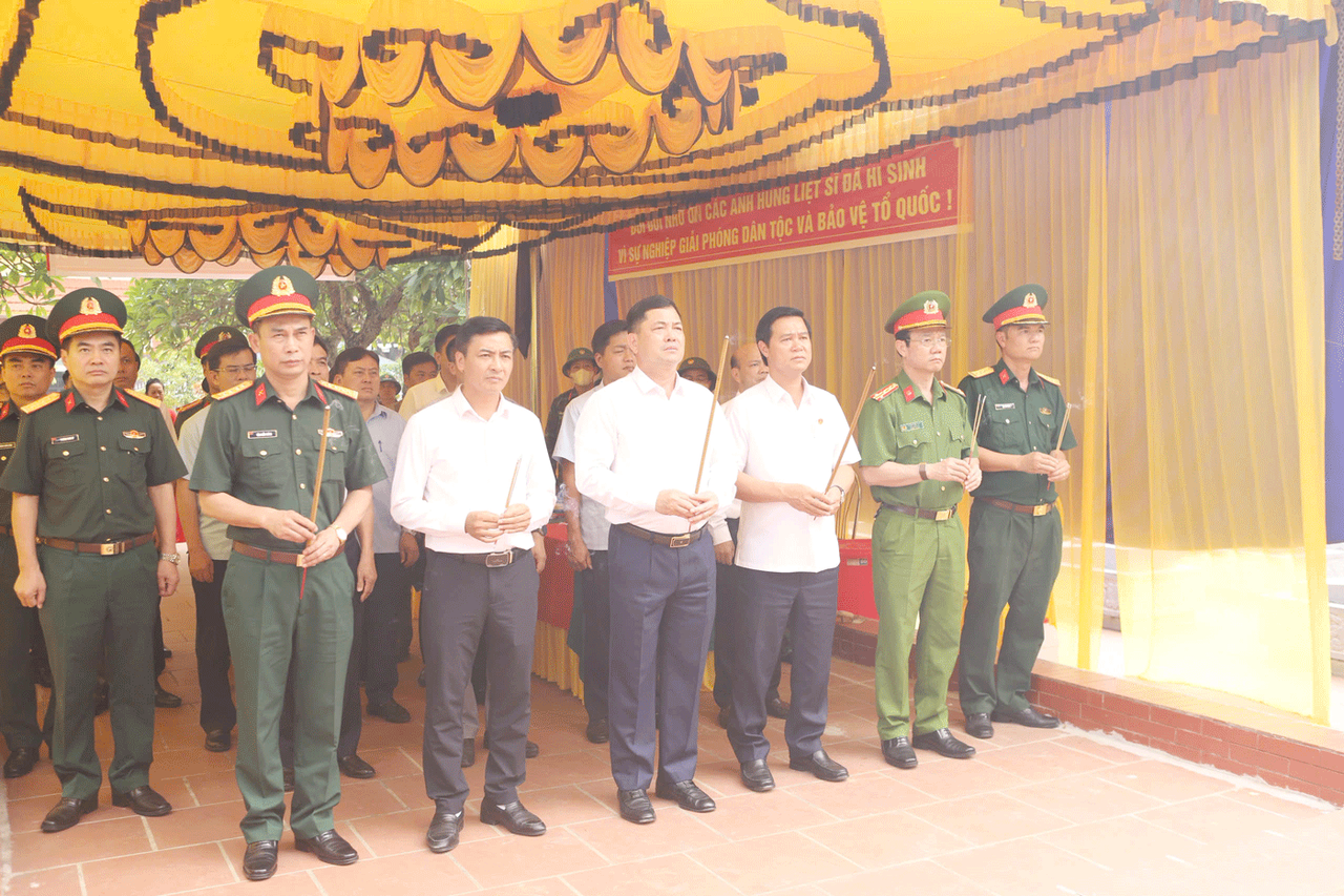 Bí thư Tỉnh ủy Nguyễn Hồng Thái cùng đoàn công tác dâng hương tưởng niệm các Anh hùng liệt sĩ (Ảnh Cổng TTĐT Bắc Ninh)