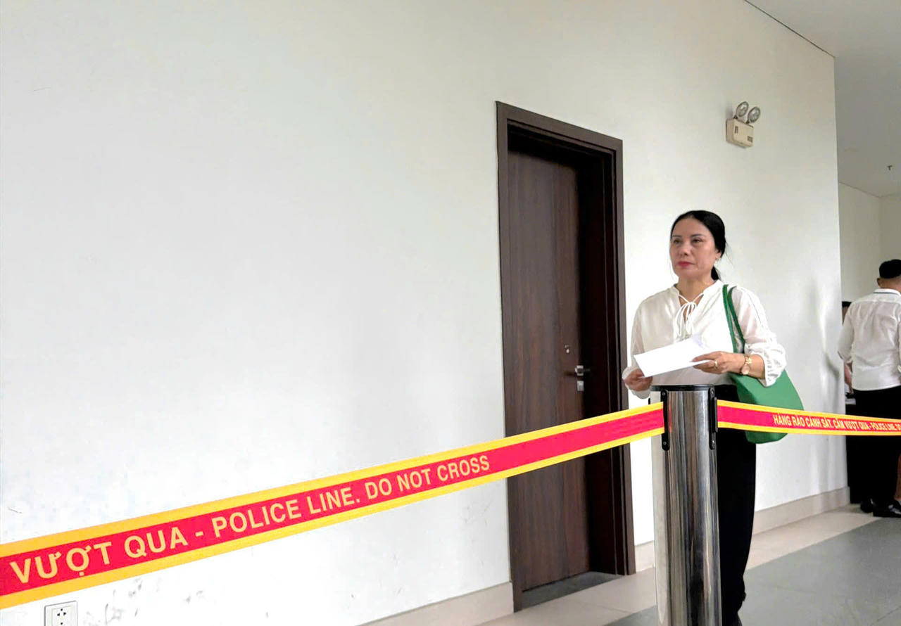 Bà Nguyễn Thị Bình trước khi vào phòng xử án (Ảnh: Gia Hải).