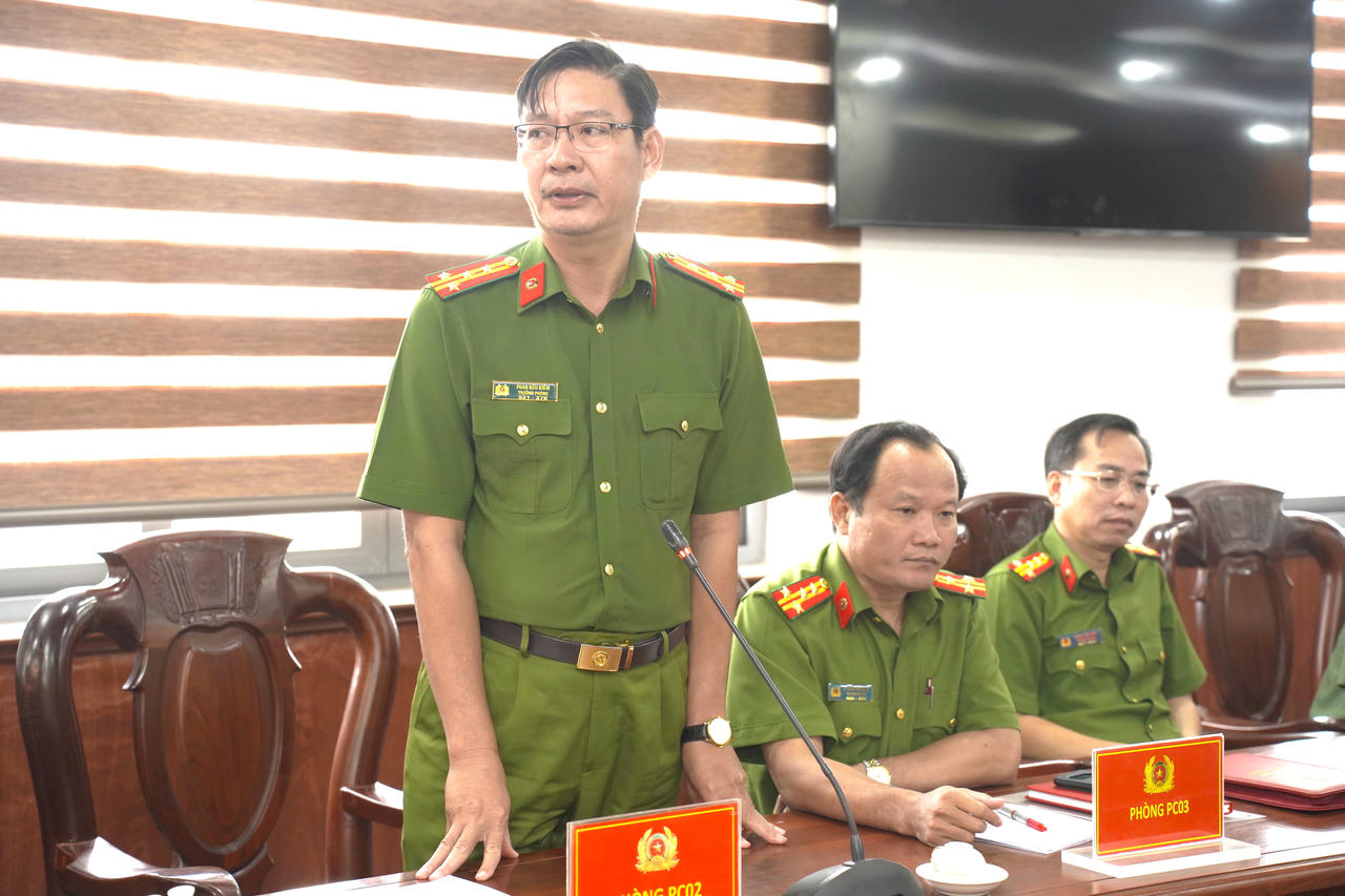 Đại tá Phan Bửu Kiếm - Trưởng phòng Cảnh sát hình sự Công an tỉnh Cà Mau, phát biểu thảo luận (Ảnh: H.Đ).