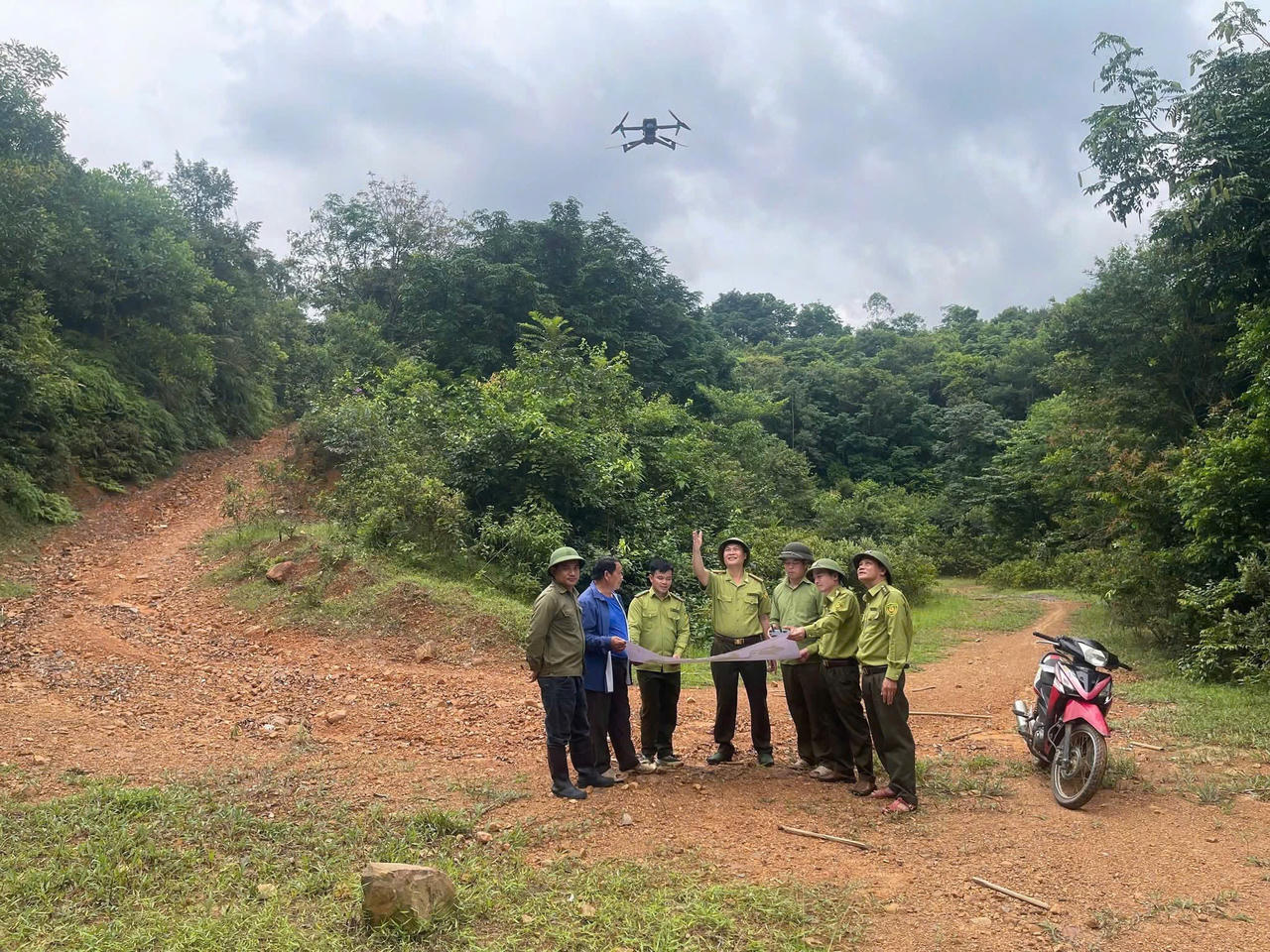 Lực lượng Kiểm lâm bảo tồn Tây Yên Tử sử dụng thiết bị bay Flycam trong kiểm tra rừng tại những khu vực có địa hình hiểm trở, đồi dốc chia cắt. (Ảnh: Vũ Hùng) 