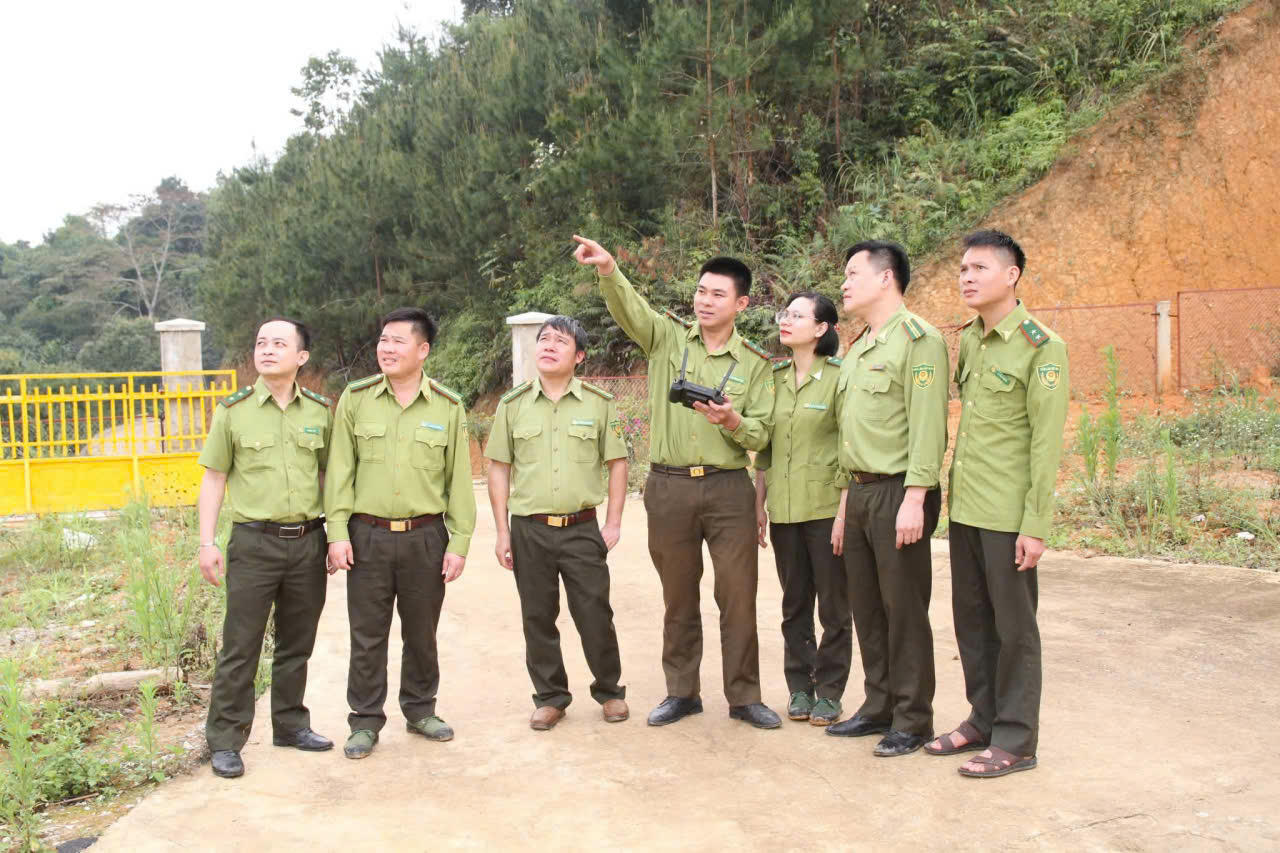 Ban Quản lý rừng Đặc dụng - Phòng hộ Thuận Châu ứng dụng thiết bị bay không người lái trong công tác quản lý, bảo vệ rừng (Ảnh: KL).