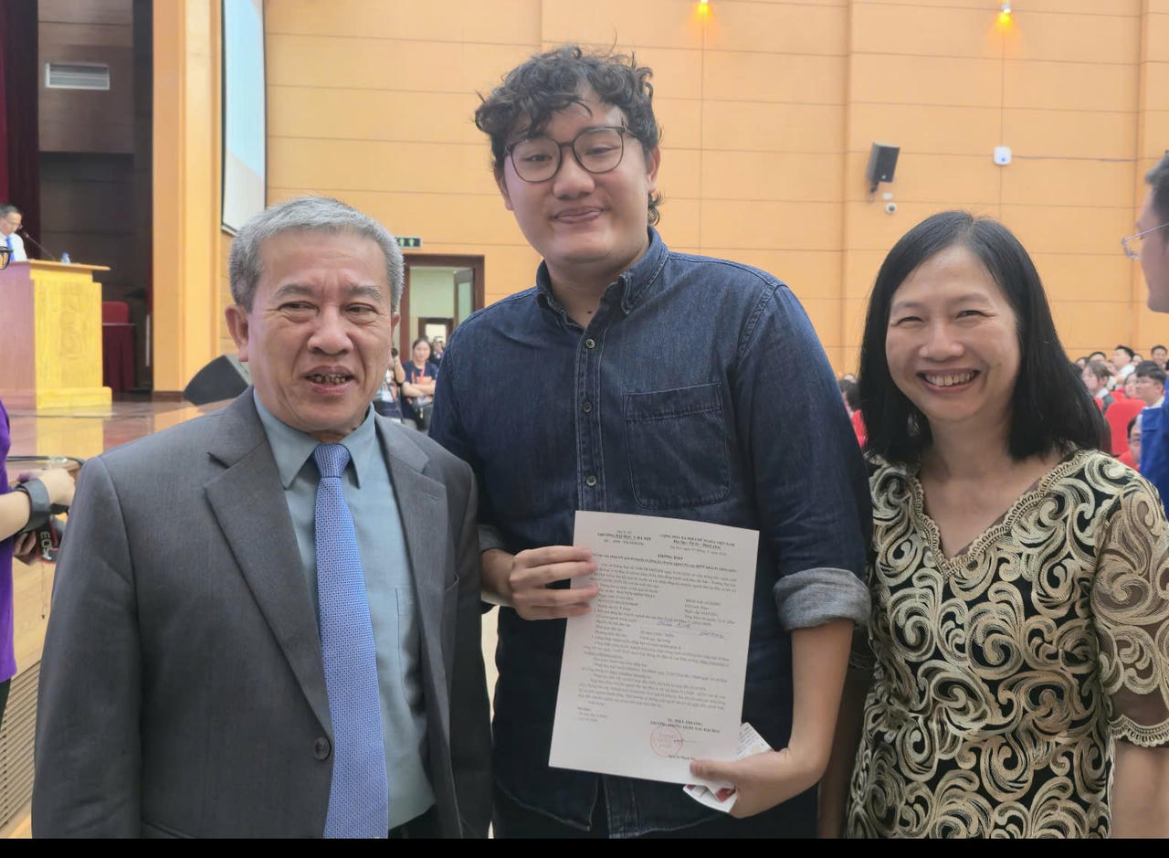 Các Giáo sư  khoa Thần kinh - Đại học Y Hà Nội chào đón bác sĩ nội trú đầu tiên lựa chọn ngành Thần Kinh.