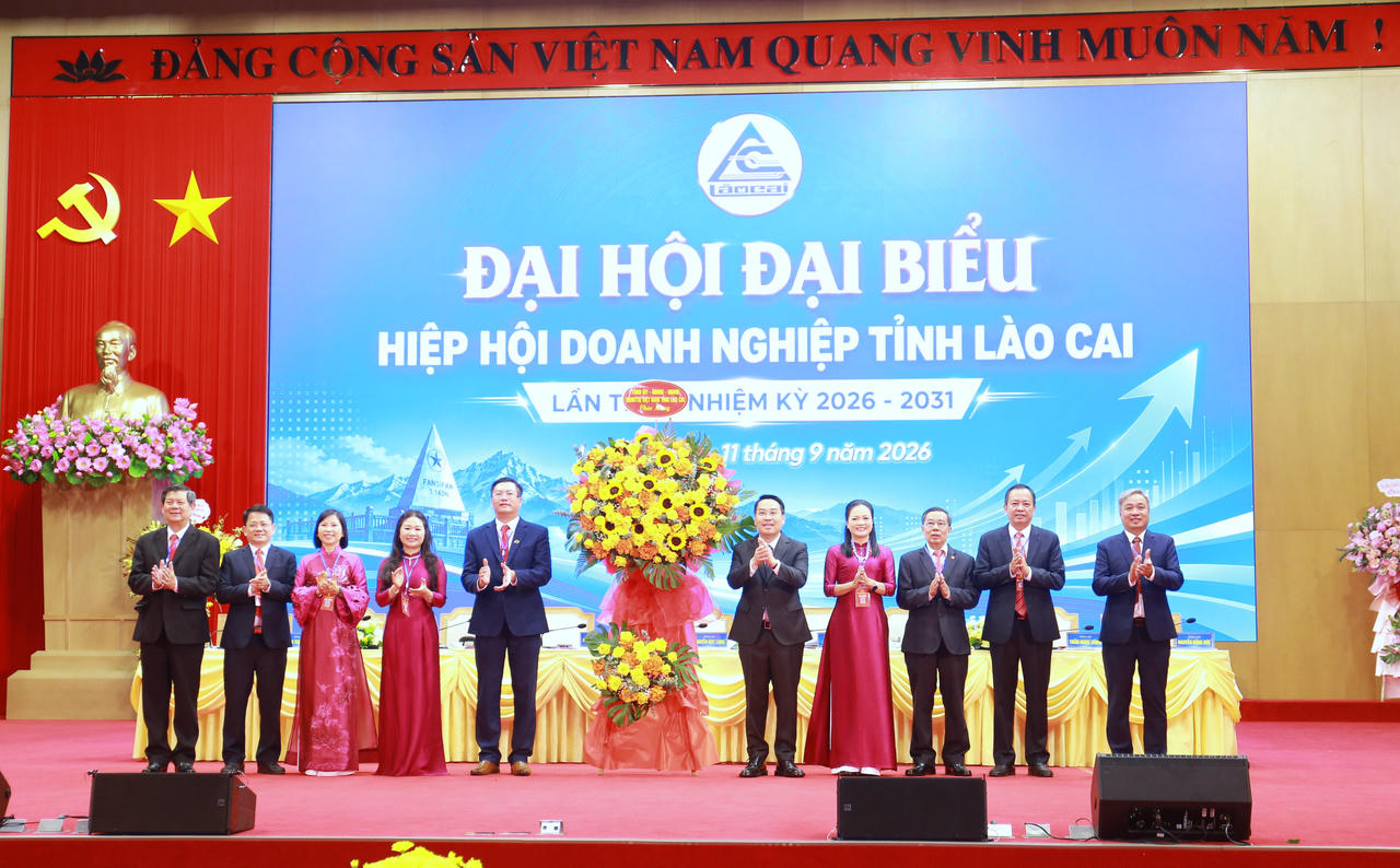Chủ tịch UBND tỉnh Lào Cai tặng hoa chúc mừng Đại hội. (Ảnh: Trường Hải)
