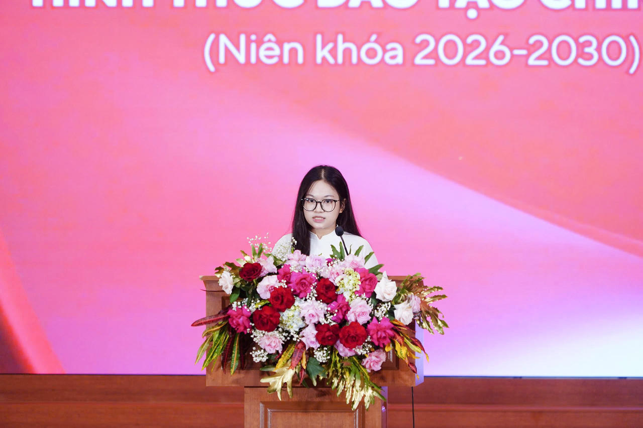 Em Nguyễn Hoài Ngọc, đại diện cho các tân sinh viên Khoá 51 phát biểu tại buổi lễ.