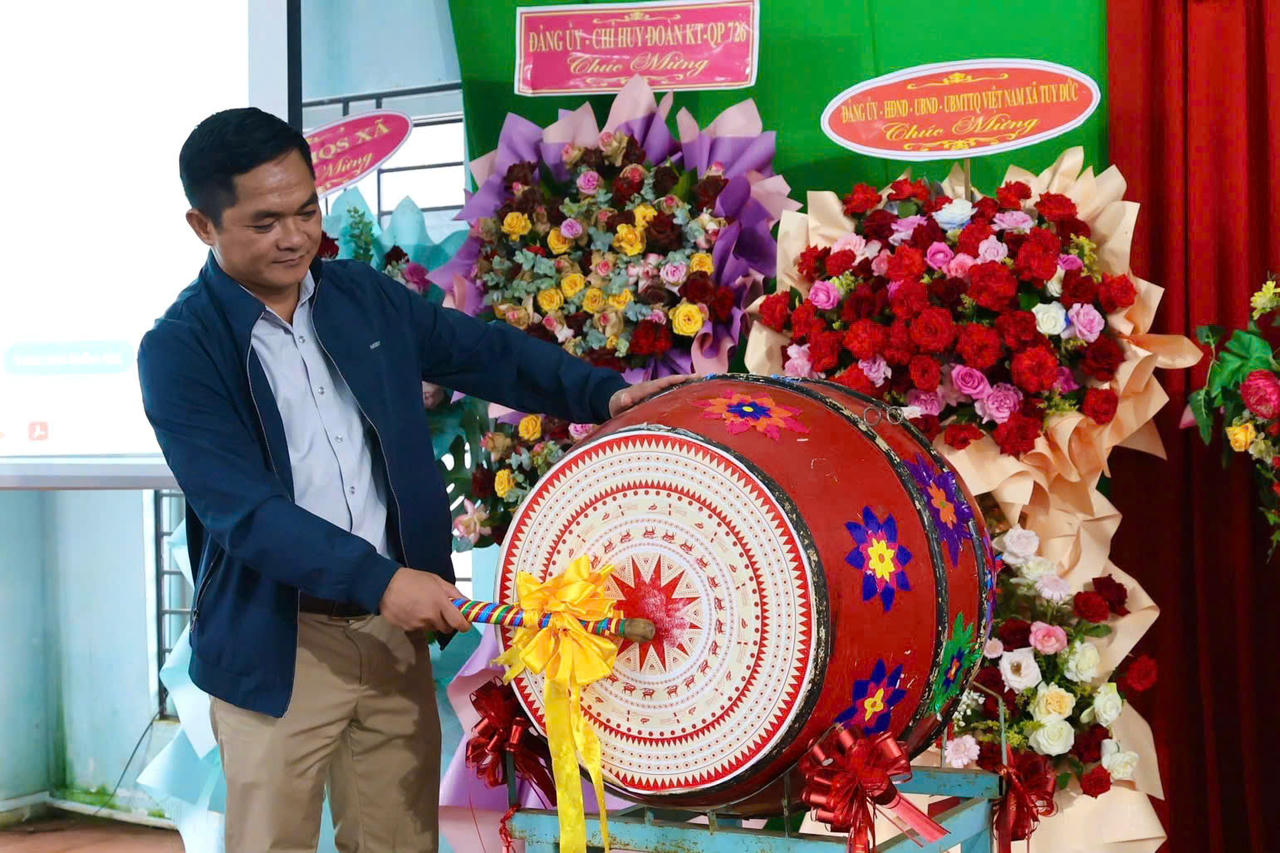 Ông Điểu Hùng, Phó Bí thư thường trực Đảng ủy xã Tuy Đức, tỉnh Lâm Đồng đánh trống khai mạc cuộc thi