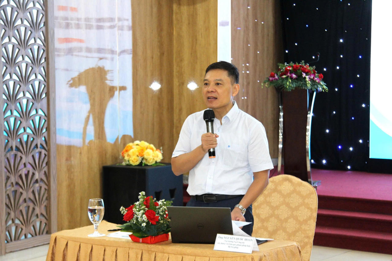 Vụ trưởng Vụ Công tác xây dựng văn bản quy phạm pháp luật (VBQPPL) Nguyễn Quốc Hoàn phát biểu khai mạc Hội thảo (ảnh Tấn Việt)