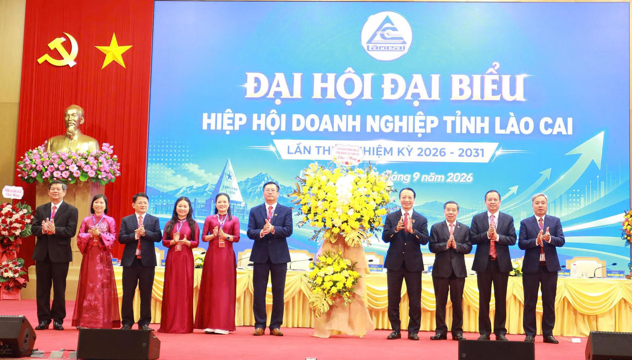 Ông Nguyễn Quang Vinh, Phó Chủ tịch VCCI phát biểu và tặng hoa chúc mừng Đại hội (Ảnh: Trường Hải)