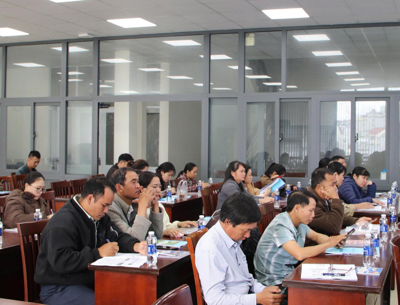 Cán bộ xã, phường tham gia lớp tập huấn. Ảnh Hà Bắc.