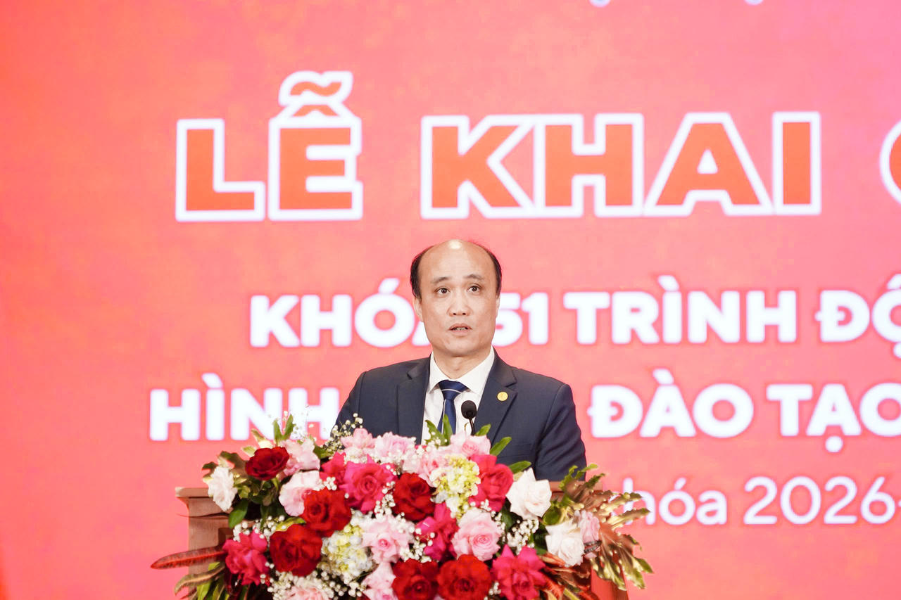 PGS.TS Tô Văn Hoà, Hiệu trưởng Nhà trường phát biểu tại buổi lễ.