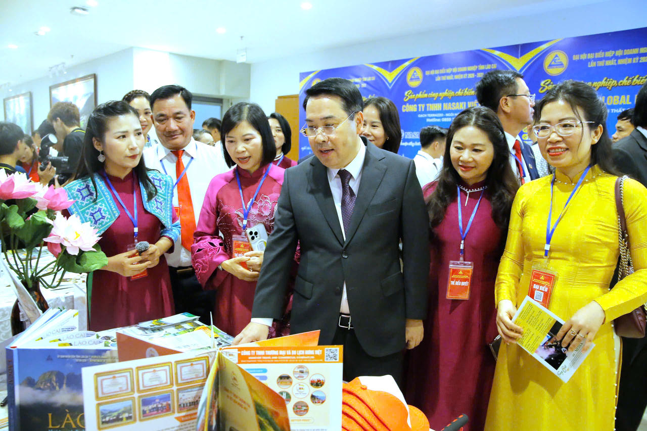 Các đại biểu tham quan không gian trưng bày các sản phẩm tại Đại hội (ẢNh: Trường Hải)