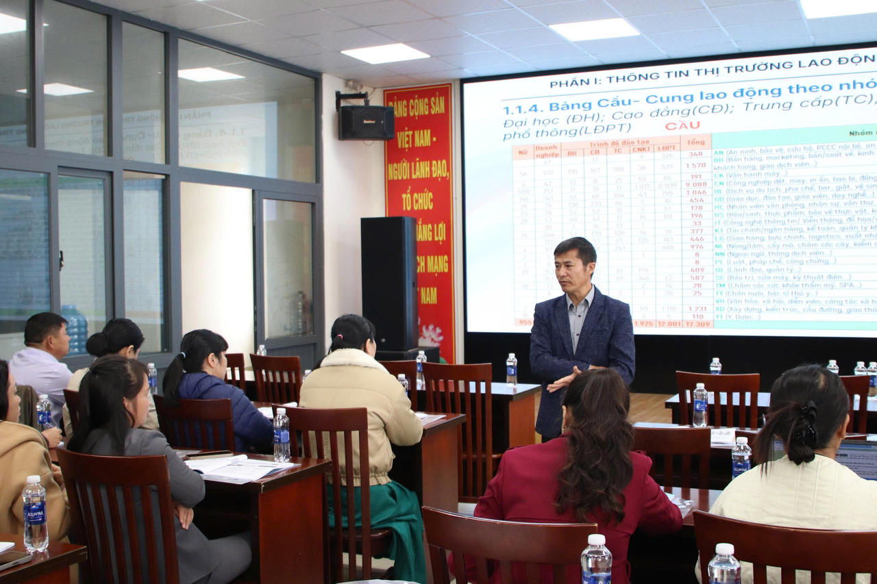 Ông Hoàng Trọng Vinh – Phó Giám đốc Trung tâm lưu trữ và Dịch vụ việc làm tỉnh Lâm Đồng trao đổi với các đại biểu tham gia lớp tập huấn. Ảnh Hà Bắc.