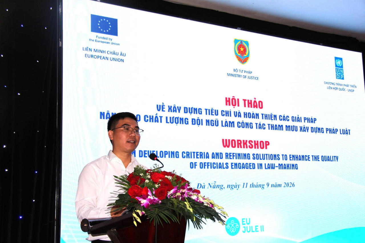 Trưởng phòng Nghiệp vụ soạn thảo thuộc Vụ công tác xây dựng VBQPPL Phạm Văn Huấn trình bày tham luận. (Ảnh: Tấn Việt)