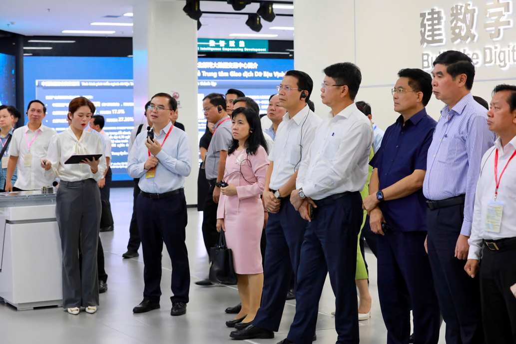 Đoàn đến thăm, khảo sát Công ty Cảng Thông tin Trung Quốc - ASEAN.