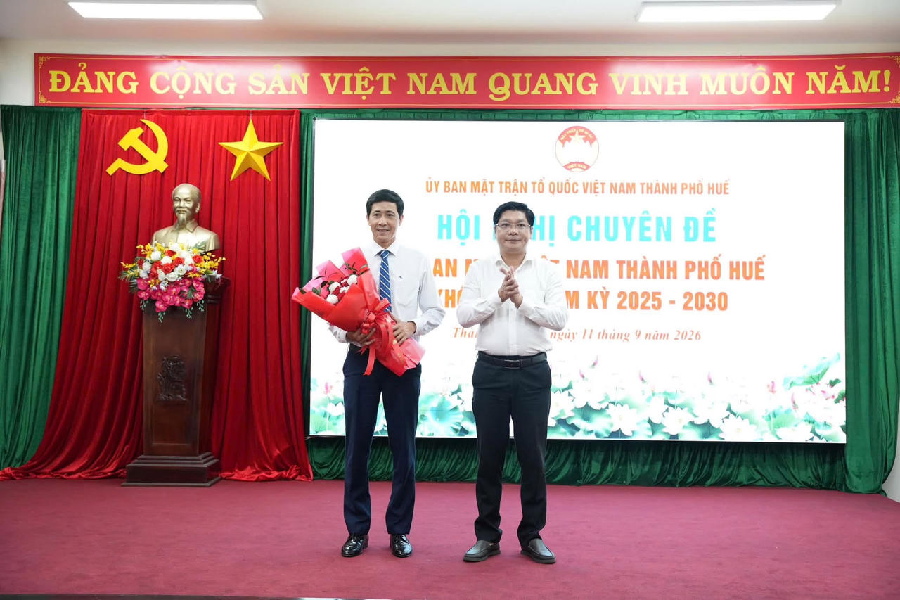 Ông Nguyễn Chí Tài - Phó Bí thư Thành ủy, Chủ tịch Ủy ban Mặt trận Tổ quốc Việt Nam thành phố Huế tặng hoa cho ông Nguyễn Duy Cường.