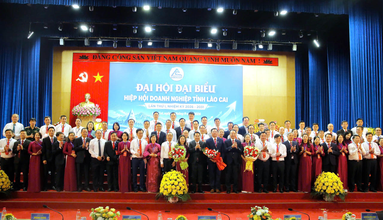 Chủ tịch UBND tỉnh Lào Cai và lãnh đạo VCCI tặng hoa chúc mừng BCH Hiệp hội Doanh nghiệp tỉnh Lào Cai khóa I, nhiệm kỳ 2026-2031.  (Ảnh: Trường Hải)