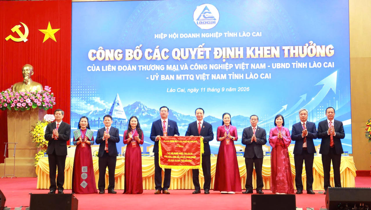 Liên đoàn Thương mại và Công nghiệp Việt Nam tặng Bức trướng "Năng động, sáng tạo, Liên kết doanh nghiệp Hội nhập và Phát triển bền vững" cho HHDN tỉnh Lào Cai. (Ảnh: Trường Hải).