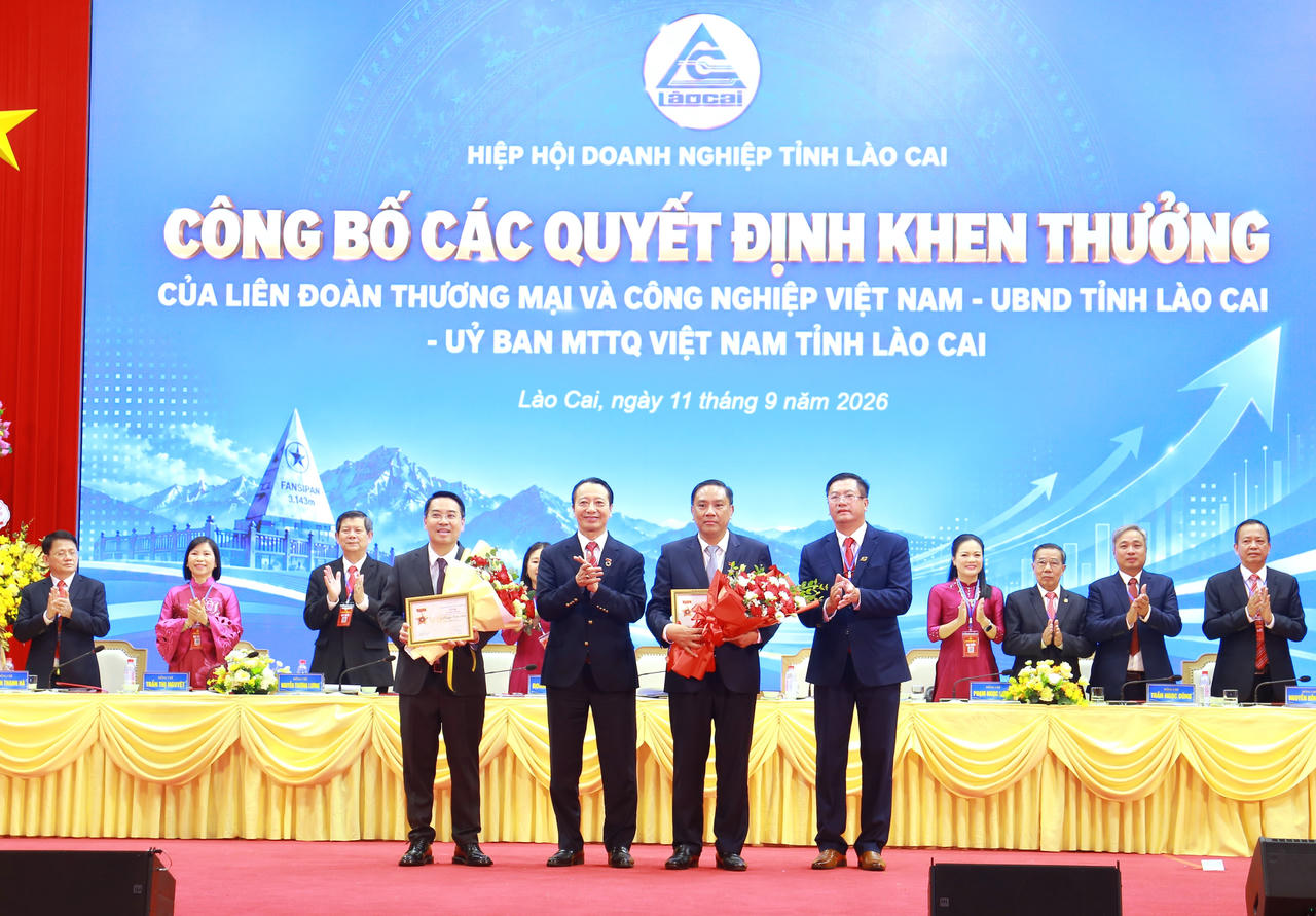Liên đoàn Thương mại và Công nghiệp Việt Nam tặng Kỷ niệm chương "Vì sự phát triển doanh nghiệp Việt Nam" cho 5 lãnh đạo tỉnh Lào Cai (Ảnh: Trường Hải).