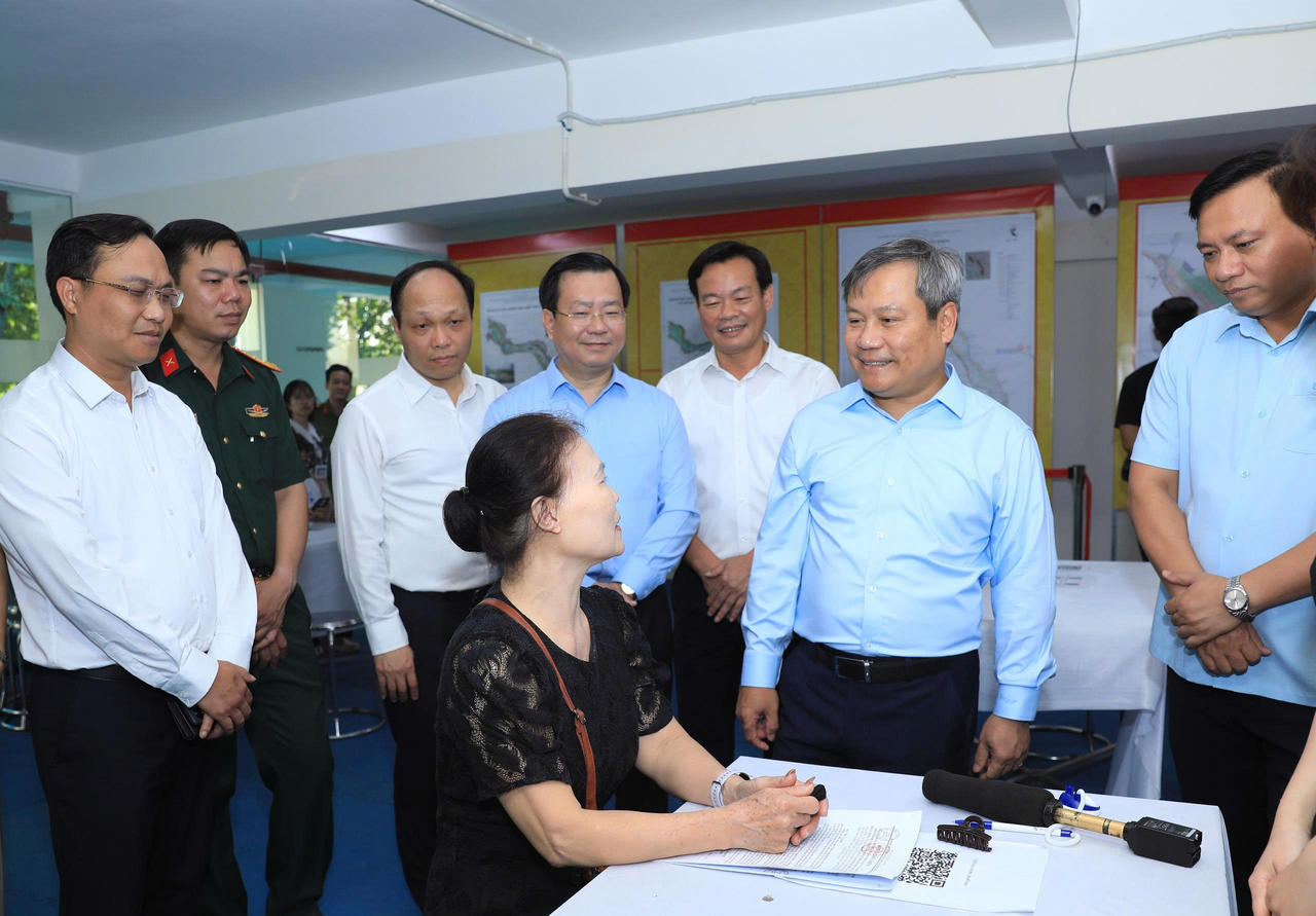 Chủ tịch UBND TP Hà Nội Vũ Đại Thắng kiểm tra công tác tổ chức lấy ý kiến cộng đồng dân cư tại trụ sở Ban chỉ huy quân sự phường Hồng Hà. Ảnh: Lê Hải