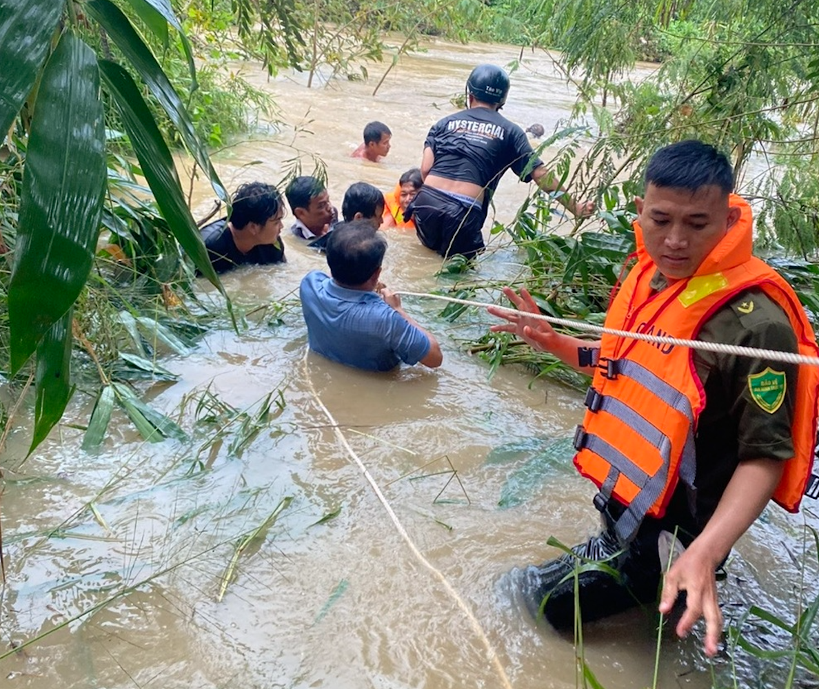 Kịp thời cứu thanh niên bị nước lũ cuốn