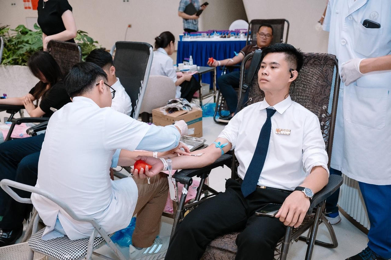 Từ nhân viên bảo vệ, nhân viên vệ sinh, cán bộ công tác vận hành tòa nhà đến cán bộ văn phòng… mỗi người một công việc nhưng đều dành thời gian tham gia hiến máu trong ngày hội.