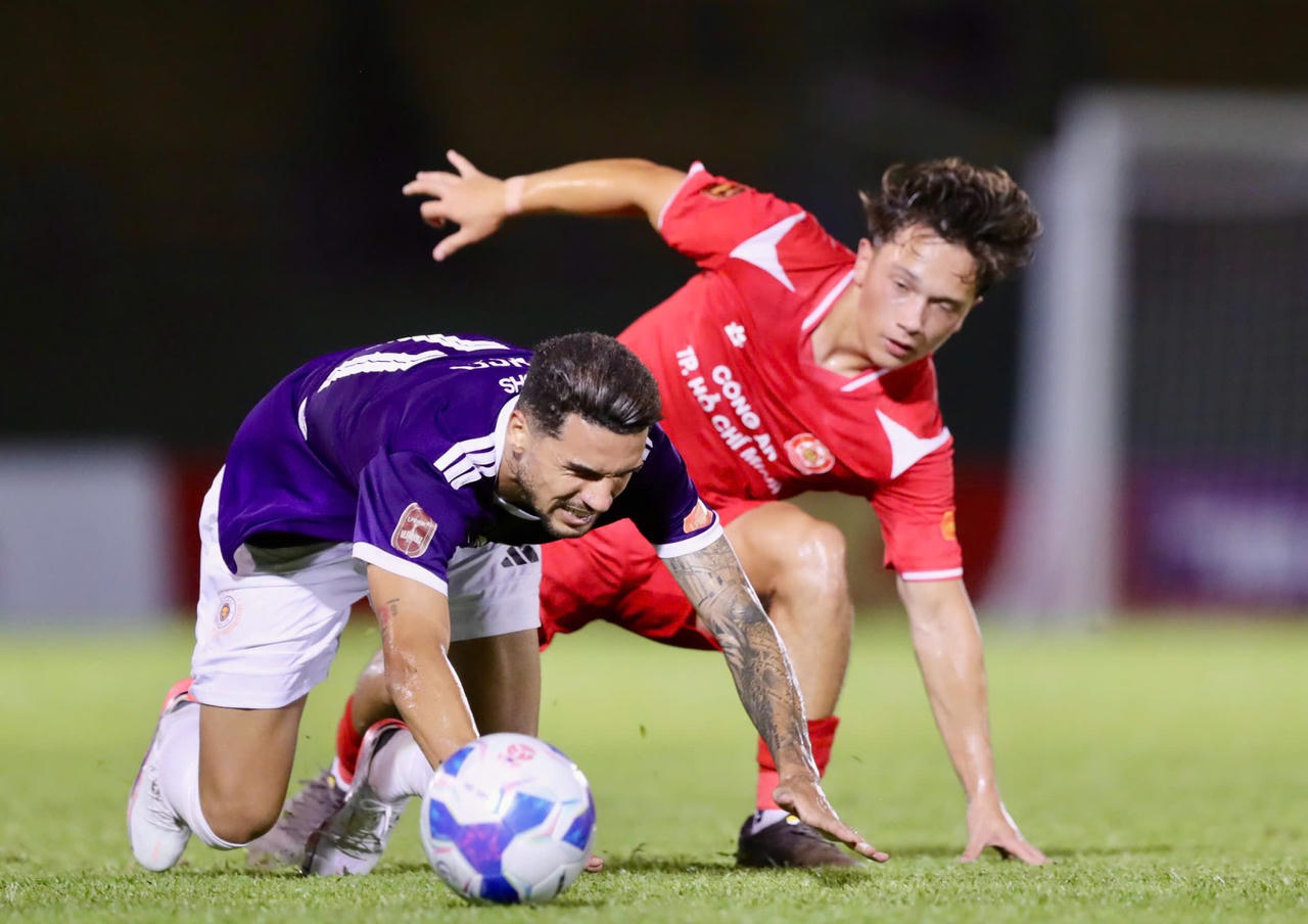 Hà Nội FC (áo tím) cần có trận thắng sau khi thất bại trong ngày khai hội V.League 2026/27 (Ảnh VPF)