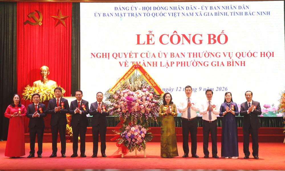 Lãnh đạo tỉnh tặng hoa chúc mừng thành lập phường Gia Bình.  (Ảnh Báo Bắc Ninh)