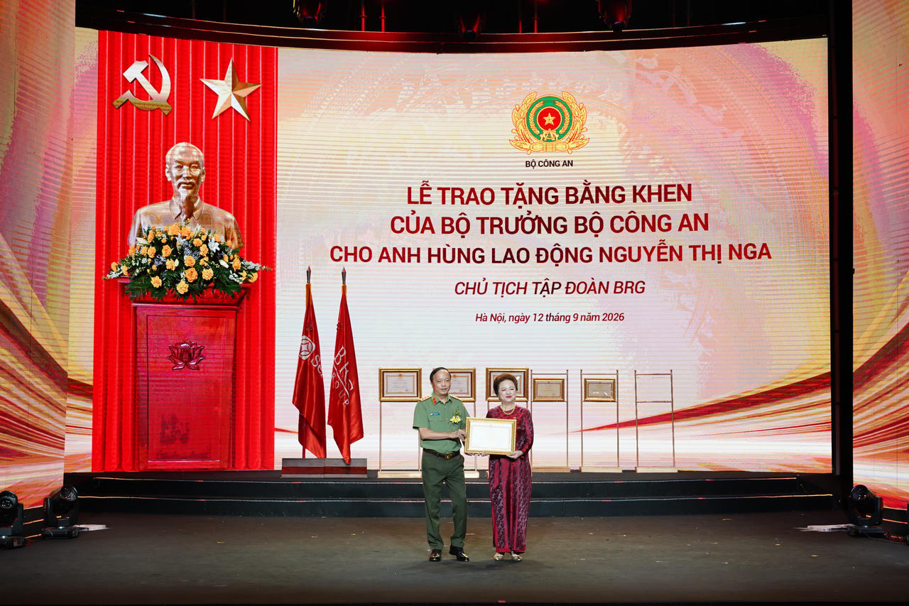Thứ trưởng Bộ Công an, Thượng tướng Đặng Hồng Đức trao Bằng khen của Bộ trưởng Bộ Công an tặng doanh nhân Nguyễn Thị Nga