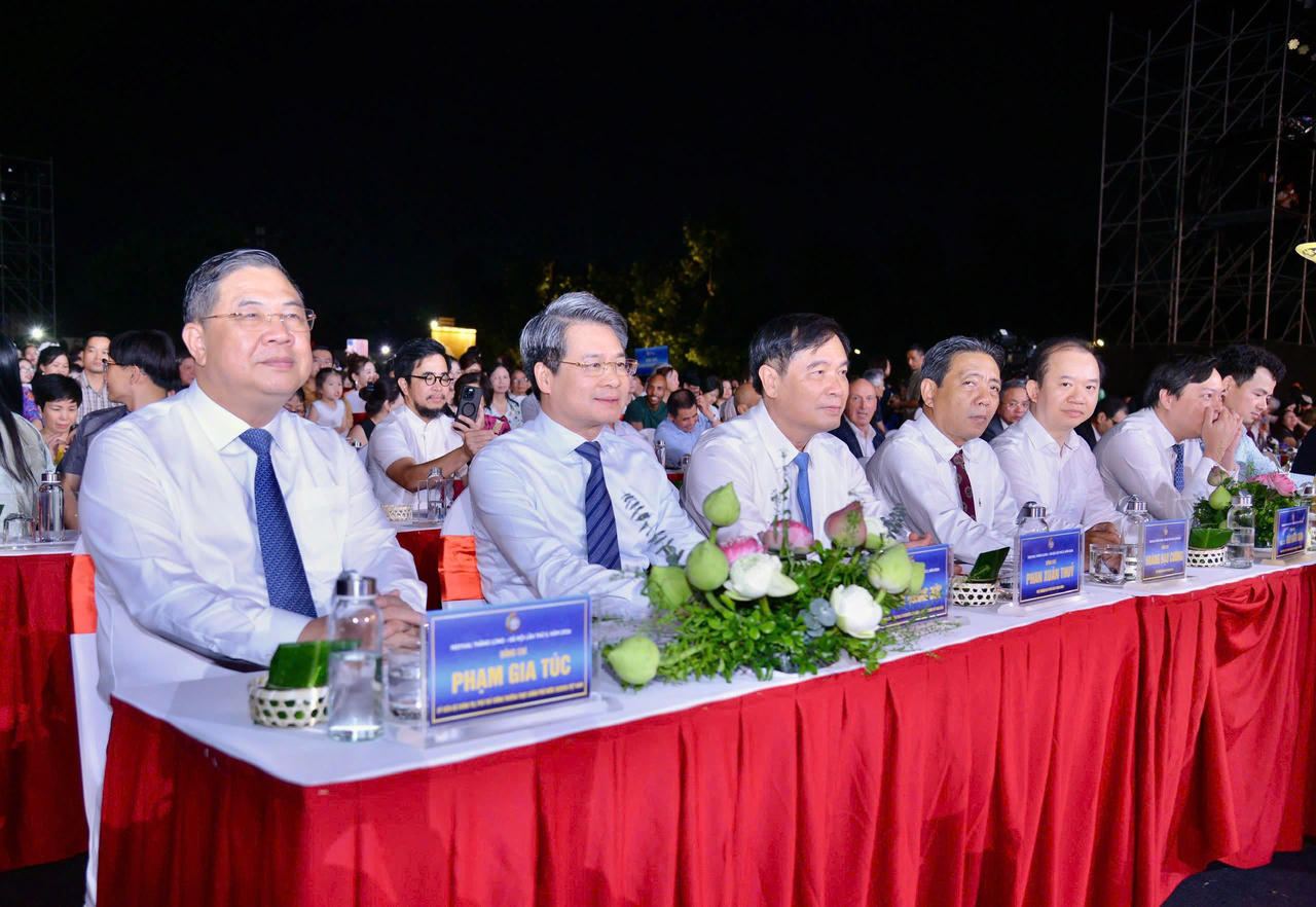 Các đại biểu Trung ương dự lễ khai mạc.