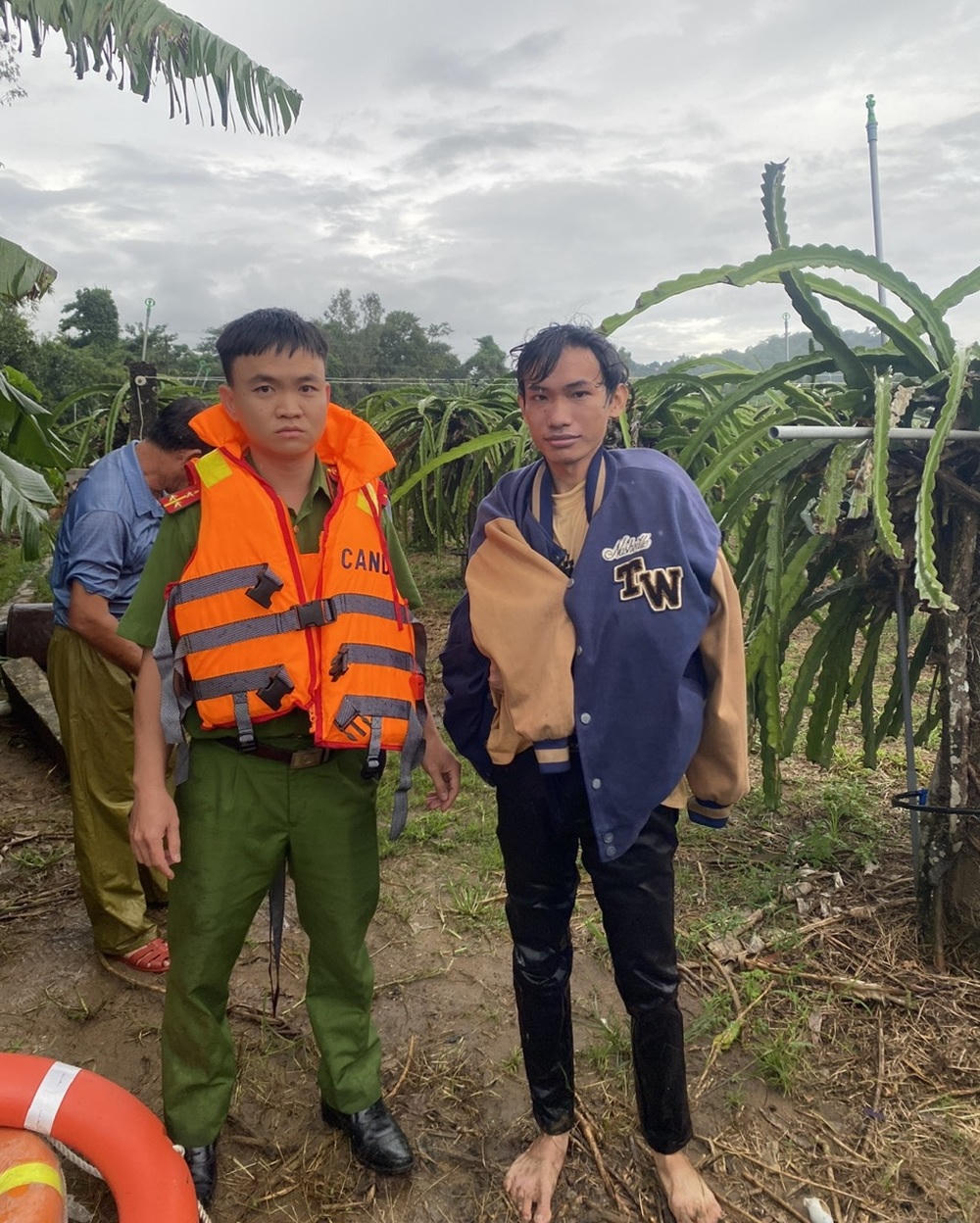 Công an xã Tân Lập phối hợp đưa người bị nạn vào bờ an toàn. (Ảnh Công an tỉnh Lâm Đồng)