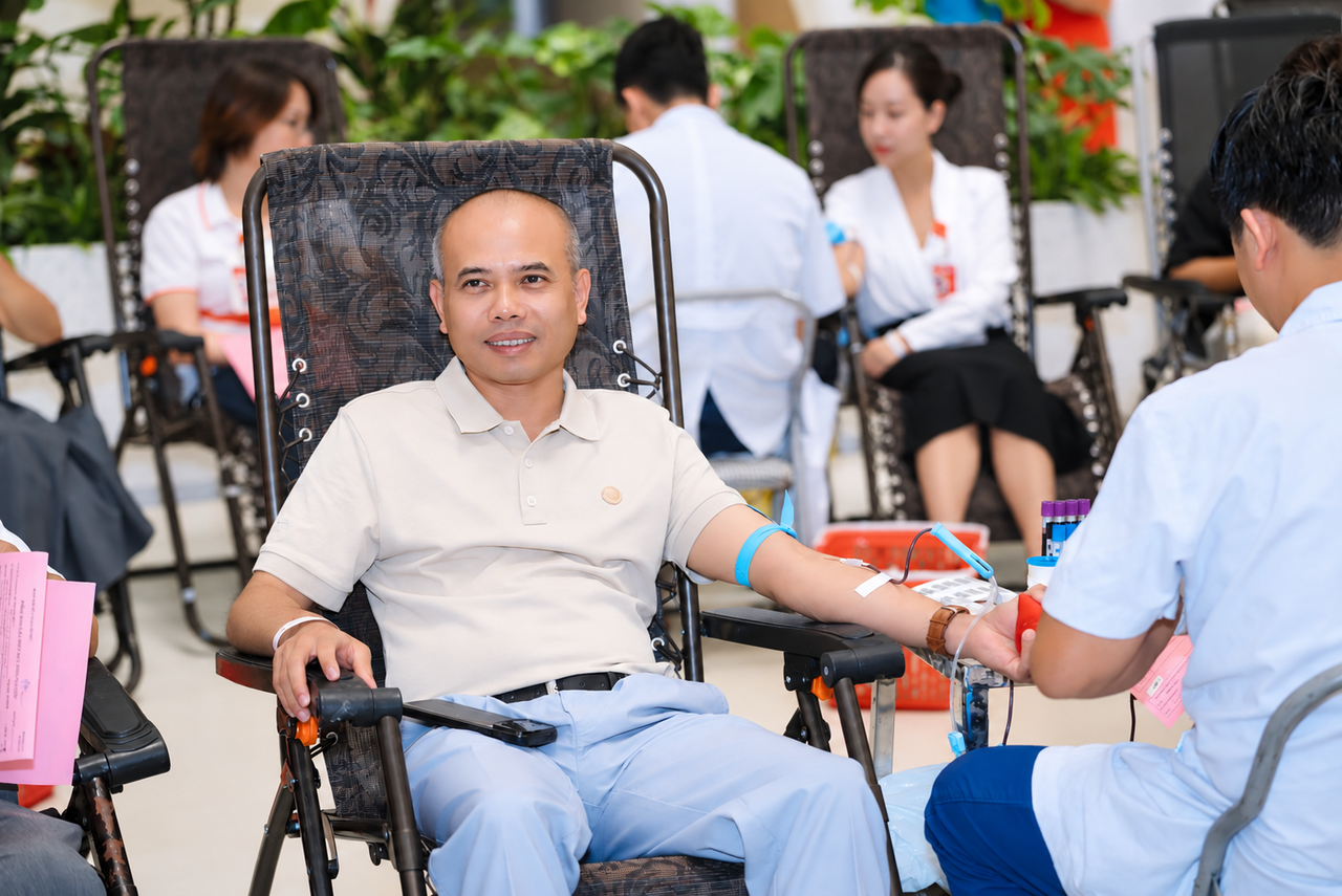 Tổng Giám đốc ROX Group Nguyễn Phi Hùng cùng các lãnh đạo cấp cao của Tập đoàn tham gia hiến máu. Không đứng ngoài cổ vũ, những người lãnh đạo trực tiếp góp mặt và cùng đội ngũ làm nên ngày hội Giọt Thương.