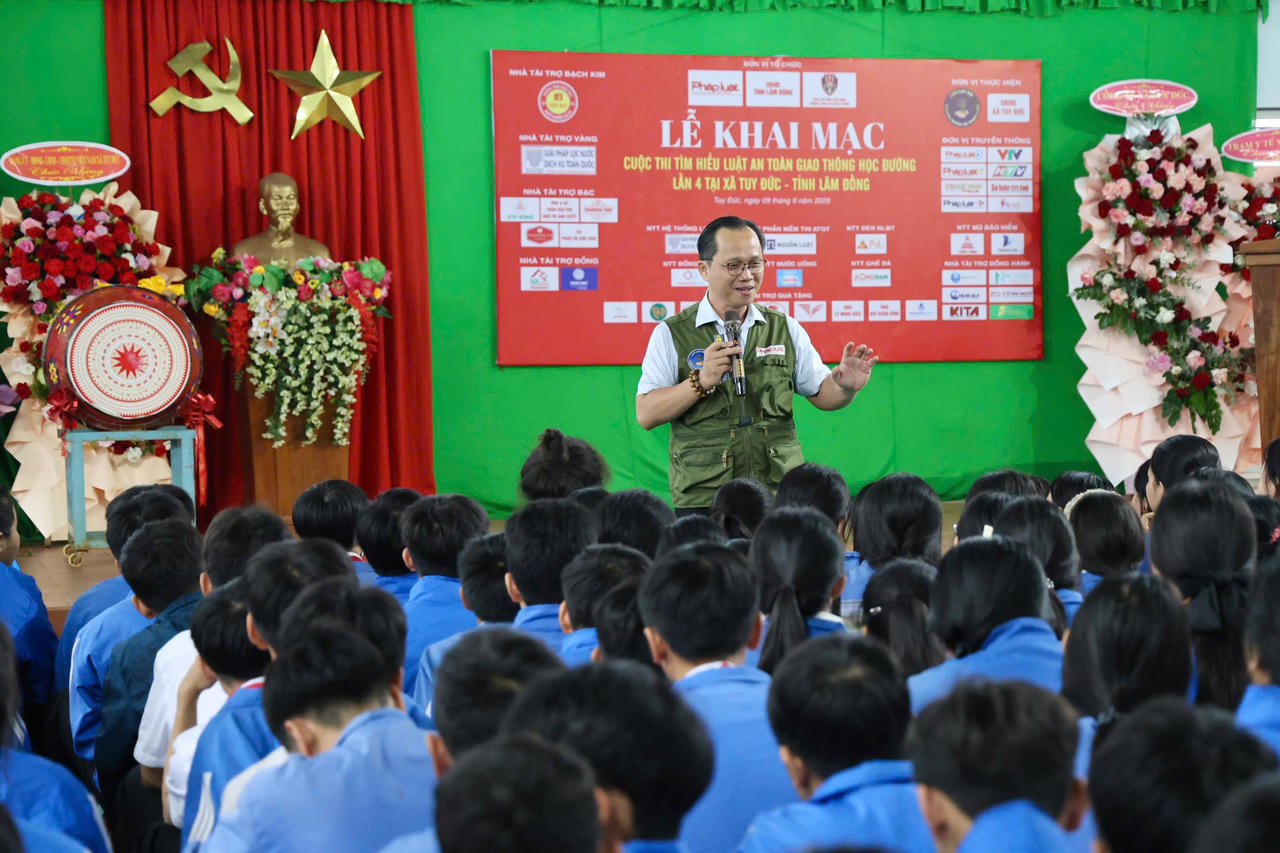 Ông Hoàng Xuân Hải, Phó Ban tổ chức Đoàn Caravan hướng dẫn học sinh cách thức tham gia và thể lệ cuộc thi “Học sinh với an toàn giao thông”