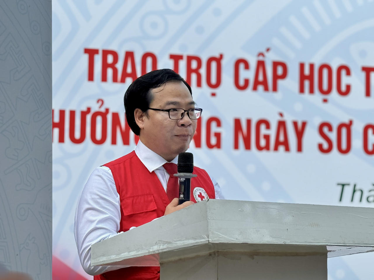 Hội Chữ thập đỏ TP HCM trao 600 phần quà trị giá hơn 3 tỷ cho học sinh vượt khó hiếu học 