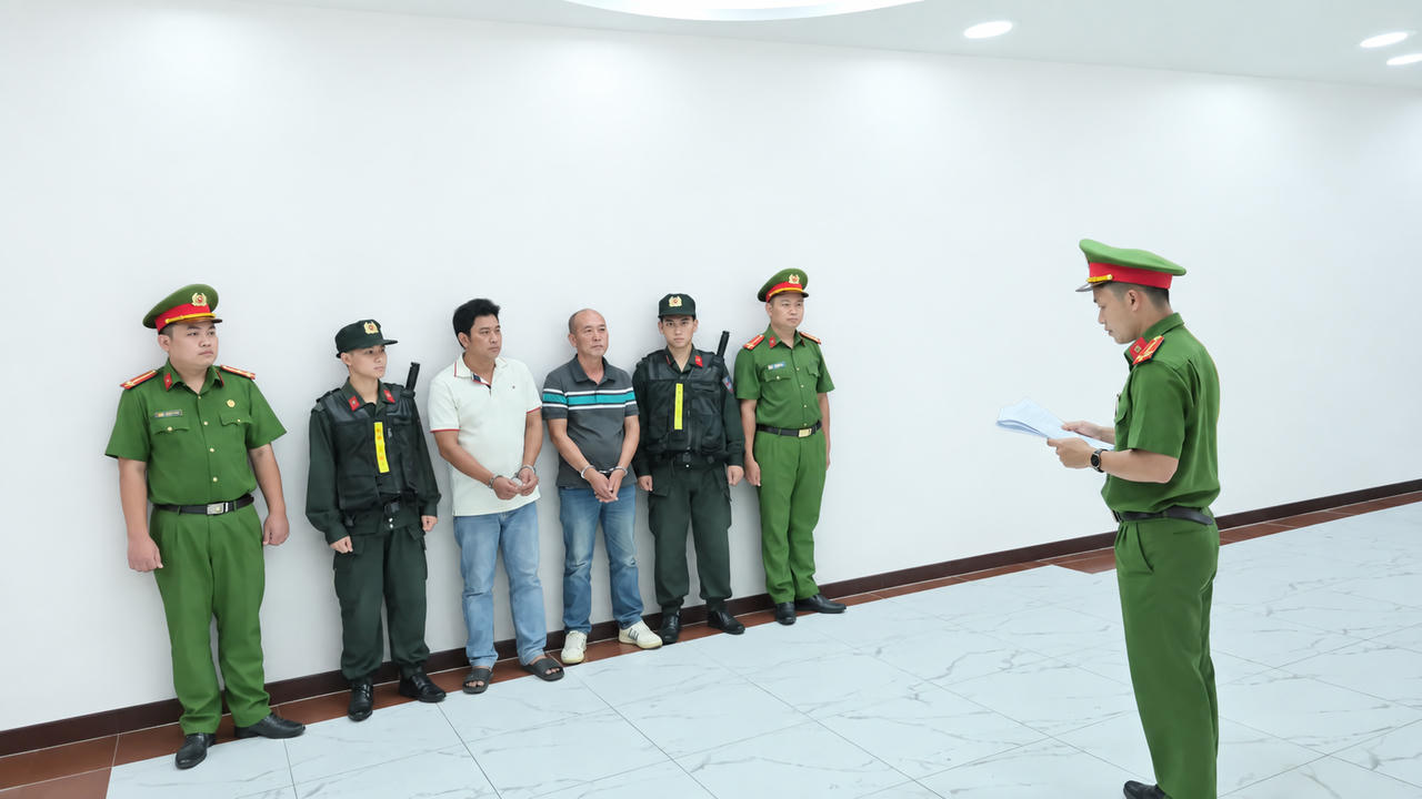 Công an TP HCM triệt phá 2 đường dây đổ, chôn lấp xà bần 