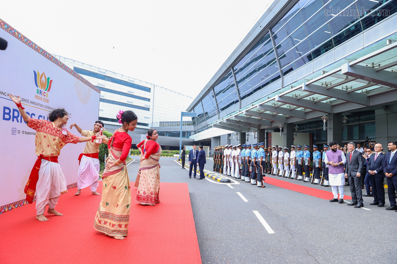 Thủ tướng tới New Delhi, bắt đầu chương trình dự Hội nghị thượng đỉnh BRICS và làm việc song phương tại Ấn Độ- Ảnh 5.