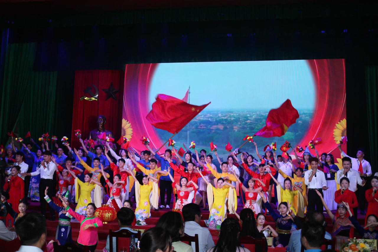 Giao lưu thể thao, văn nghệ tại chương trình (Ảnh: Nguyễn Hải)