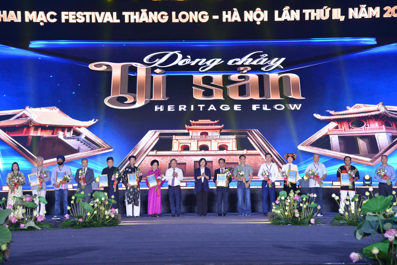 Ban tổ chức tặng hoa các đoàn nghệ thuật và các nghệ sĩ, ca sĩ tham dự chương trình khai mạc