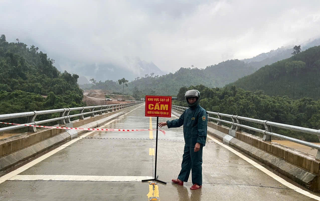 Lực lượng chức năng kiểm soát khu vực cầu Trường Sơn trong điều kiện mưa lớn. (Ảnh: UBND xã Trường Sơn)